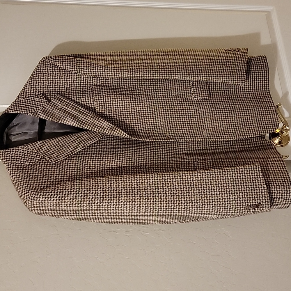 Hickey Freeman sport coat, size 44, hounds tooth tan & brown,3 button, wool.